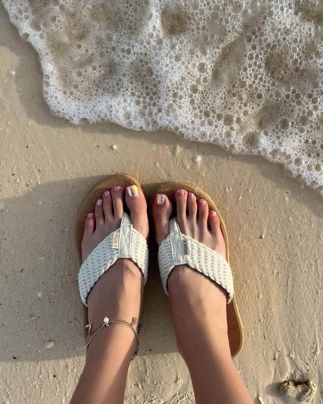 岡島彩花のインスタグラム：「人生初のフットネイル💅  #フットネイル  #フットネイルデザイン  #夏ネイル」