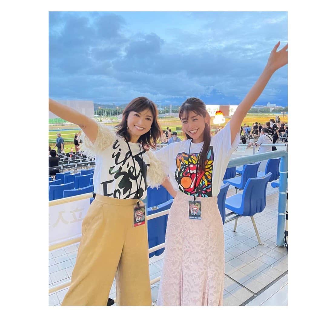 のインスタグラム：「昨日東京競馬場で行われた ローリングストーンズ60周年花火  音楽と共に楽しむ花火！ MCは岡副麻希ちゃん❣️  コロナで会えなくて 直接言いたかったことが言えました！ 「結婚おめでとうーーー❤️」  今でもハッピーオーラですが ますますハッピーになるなんて 最高！！そんな麻希ちゃんも含め花火も音楽も 最高すぎてパワーチャージしてきました！！！  #ローリングストーンズ花火 #東京競馬場」