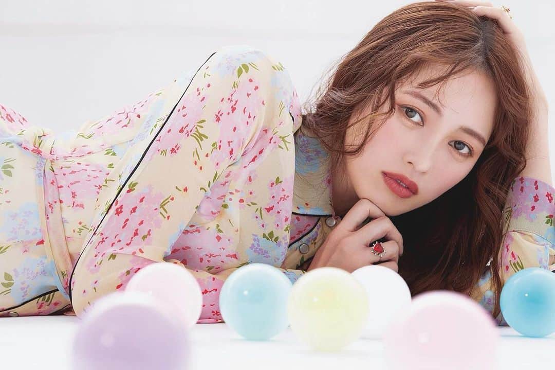 宮内理沙のインスタグラム：「💐 . . 雑誌GIANNA Beauty発売中です☺️📕✨ ３つの企画に出ています😋 この時髪明るいね👀☀️ . そういえば今日七夕だったの忘れてた！ スイカ買ってる場合じゃなかったお願い事書いてないや🫠🎋💭 . . #giannabeauty #韓国メイク」