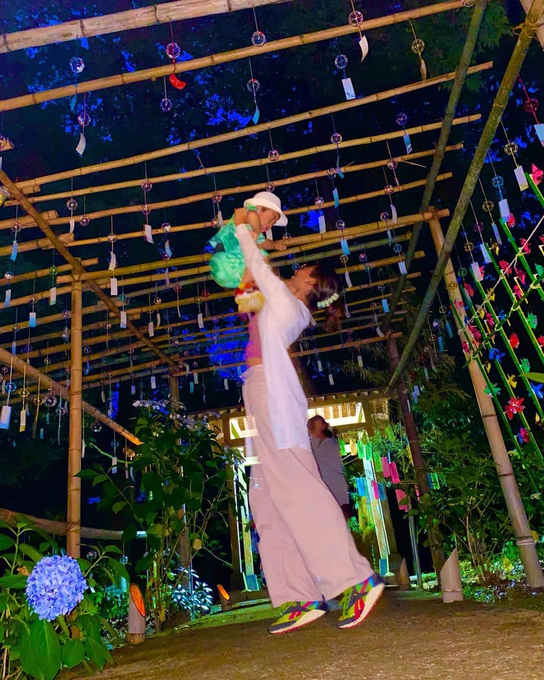 のインスタグラム：「七夕🎋ですね🌟 今日は大好きな 鷺神社さん@saginokosan の 七夕まつりに行ってきたよ🎋 風鈴祭りもやってて 見に行きたいと思ってたので 参拝できて嬉しかった✨ 夜の神社も魅力的だよね⛩✨ 紫陽花もとてもキレイで 見とれたわ🌺 近くの人で まだ鷺神社に行ったことない人は 行ってみてね❤️ #サニ坊とエママの日常  #鷺神社  #鷺神社風鈴まつり  #風鈴  #夏  #神社  #広島  #三次  #男の子ママ」