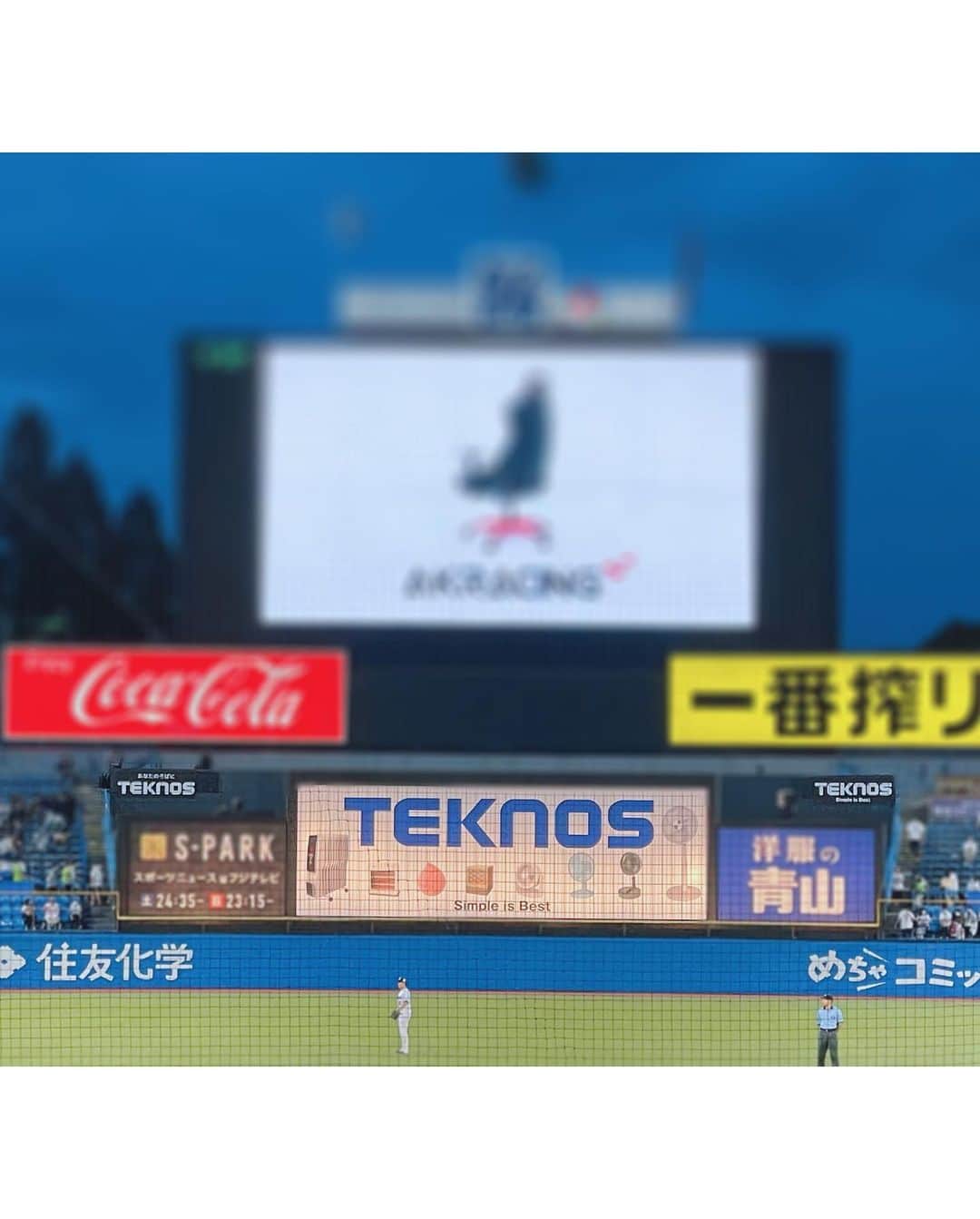 加藤雅美さんのインスタグラム写真 - (加藤雅美Instagram)「. 先日、今年から#明治神宮野球場  (#東京ヤクルトスワローズ )のスポンサーと なりました、 #TEKNOS 様にご招待いただき 家族で野球観戦をしてきました☺️⚾️✨ . 主人が子どもの頃から#ヤクルトスワローズ を 応援しており、私も娘も家族で応援するように なったので、この度スポンサーになられた ということでテクノス様にとてもご縁を感じました☺️✨ . ネット裏のど真ん中のお席で とても見やすくて迫力がありましたし、 前日にヤクルトが史上最速でマジック点灯と ニュースになったこともあり、数少ない私の 野球観戦の中でも1番の盛り上がりでした🙌❤️ ホームランも何本も出て、圧倒的な勝ち試合となり 今のヤクルトの勢いを肌で感じました✨ . 娘も名物の#傘振り や#東京音頭 を 踊ることができて楽しそうでした👧☂️❤️ . 素晴らしいお席で家族で野球観戦を楽しみ、 貴重な経験をさせていただいた テクノス様に心から感謝です🙏✨✨ . 攻守交代の際に点数などが表示される バックスクリーン下に広告が表示されますので、 神宮球場へお越しの際は皆さんもぜひ 注目してみてくださいね🤗⚾️❣️ . これからも家族でヤクルトスワローズの応援と テクノス様の製品の良さを伝えていきたいと 思います🥰✊✨ . #すわほー #yakultswallows #ys #つばめ女子  #スワ女 #baseball  #つば九郎 #プロ野球 #野球観戦 #家族観戦 #スワローズキッズ #つばめっこ #東京音頭 #傘振り #⚾️ #tokyo #japan #me #2歳女の子 #2歳9ヶ月 #2歳 #2y9m #母と娘 #ママライフ #子連れお出かけ #加藤雅美」7月7日 22時35分 - mamikato97
