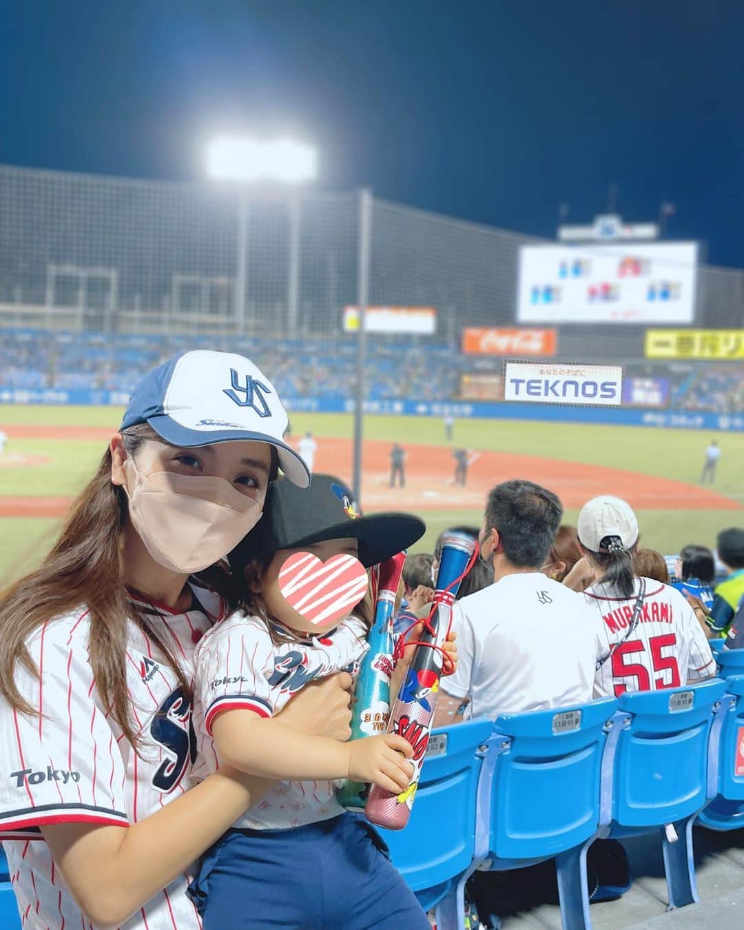 加藤雅美さんのインスタグラム写真 - (加藤雅美Instagram)「. 先日、今年から#明治神宮野球場  (#東京ヤクルトスワローズ )のスポンサーと なりました、 #TEKNOS 様にご招待いただき 家族で野球観戦をしてきました☺️⚾️✨ . 主人が子どもの頃から#ヤクルトスワローズ を 応援しており、私も娘も家族で応援するように なったので、この度スポンサーになられた ということでテクノス様にとてもご縁を感じました☺️✨ . ネット裏のど真ん中のお席で とても見やすくて迫力がありましたし、 前日にヤクルトが史上最速でマジック点灯と ニュースになったこともあり、数少ない私の 野球観戦の中でも1番の盛り上がりでした🙌❤️ ホームランも何本も出て、圧倒的な勝ち試合となり 今のヤクルトの勢いを肌で感じました✨ . 娘も名物の#傘振り や#東京音頭 を 踊ることができて楽しそうでした👧☂️❤️ . 素晴らしいお席で家族で野球観戦を楽しみ、 貴重な経験をさせていただいた テクノス様に心から感謝です🙏✨✨ . 攻守交代の際に点数などが表示される バックスクリーン下に広告が表示されますので、 神宮球場へお越しの際は皆さんもぜひ 注目してみてくださいね🤗⚾️❣️ . これからも家族でヤクルトスワローズの応援と テクノス様の製品の良さを伝えていきたいと 思います🥰✊✨ . #すわほー #yakultswallows #ys #つばめ女子  #スワ女 #baseball  #つば九郎 #プロ野球 #野球観戦 #家族観戦 #スワローズキッズ #つばめっこ #東京音頭 #傘振り #⚾️ #tokyo #japan #me #2歳女の子 #2歳9ヶ月 #2歳 #2y9m #母と娘 #ママライフ #子連れお出かけ #加藤雅美」7月7日 22時35分 - mamikato97