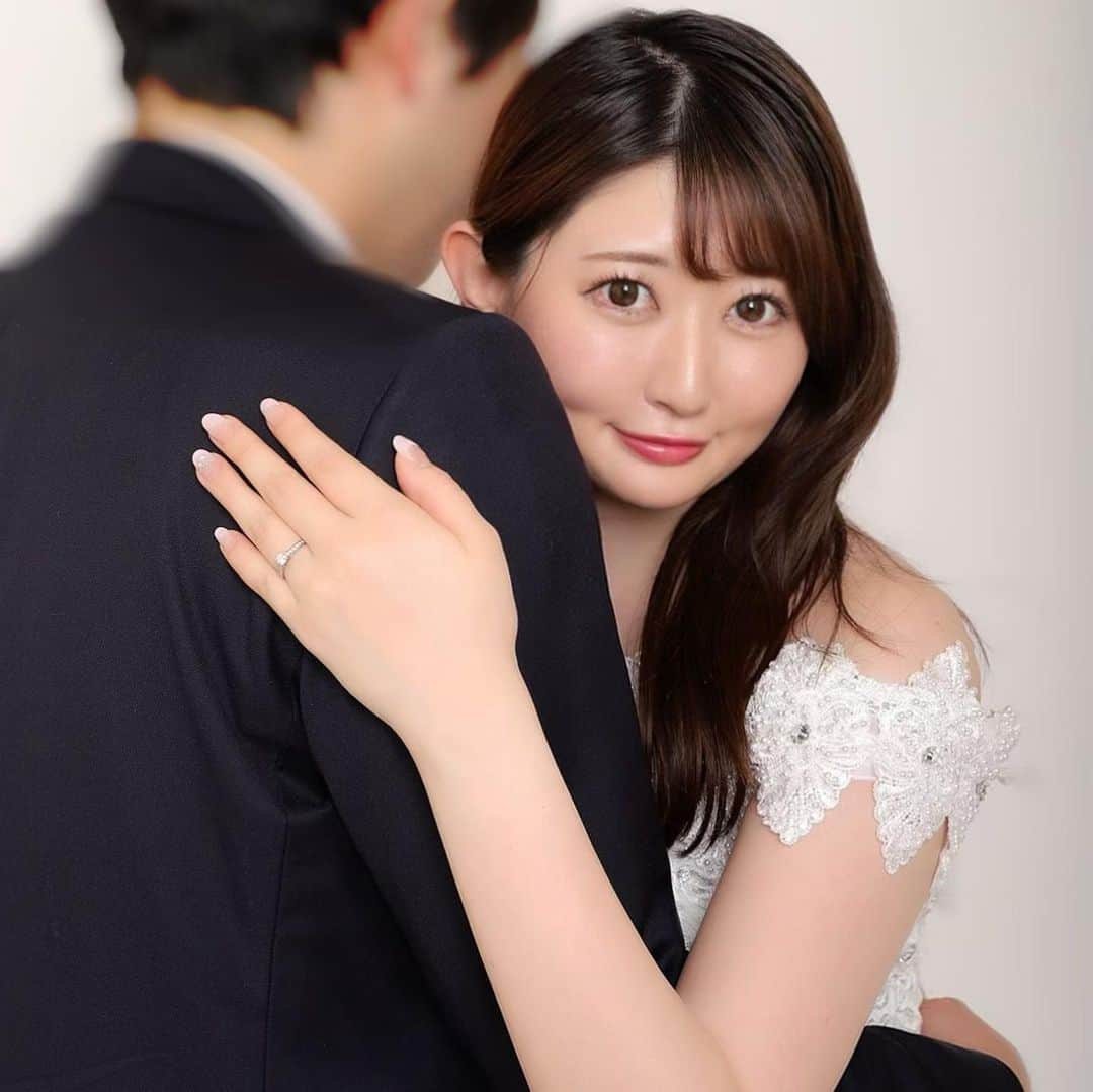 坂口莉果子のインスタグラム：「Of course I said yes!!  ご報告 突然ではございますが、 この度、かねてよりお付き合いさせて頂いていた 方と結婚いたしました。  一緒にいるといつも笑顔にしてくれて色んな角度から物事を考えてくれる尊敬できる彼です。  挙式後はアメリカへお引越しいたします。 大きく環境が変わる中での新生活になりますが、 お互い支え合いながら歩んで参ります。  挙式まであまり時間がなく慌ただしい毎日を送っていますが、渡米するまではしばらく会えなくなる友人との時間を大切に過ごしていきたいと思います。  これからも新しいことにチャレンジしようと思っておりますので今後とも応援よろしくお願いいたします。 坂口 莉果子  I got married!  We are gonna move to the US for a while within this year.  To all my friends & family, I would like to say thanks to all.  スタジオフォトはレタッチが素敵すぎる hoop(@hoop__studio )で撮影していただきました📸 いつもありがとうございます🥹 ブライダルに関することも後々投稿していきます🌹 ・ ・ ・ #stanfordwedding japan #tokyo  #wedding #happywedding #weddingdress #bridal #weddingphoto #propose #engagementring #instagood  #ウェディング #ウェディングドレス #花嫁 #ブライダル #結婚 #プレ花嫁 #ウェディングフォト #結婚準備 #前撮 #前撮りヘアスタイル #七夕 #ファッション #ドレス #ウェディングブーケ#ブーケ #結婚指輪 #婚約指輪 #プロポーズ #結婚式 #挙式」