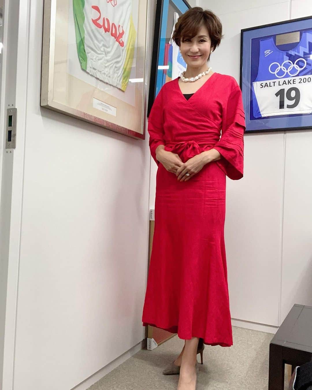森上亜希子のインスタグラム：「本日、ハレプvsリバキナの試合を解説させて頂きます。  本日NHKでは0時44分からお伝えします。 女子もいよいよ、準決勝です‼️ 是非、ご覧下さい‼️  本日の衣装です。 Styling by @mari_takarada   鮮やかな赤が素敵です‼️ こちらは、私の大好きなブランドLE PHILです。 これはワンピースではなくセパレートなんです。 そして、素材がリネンなのでとっても涼しいです。  トップス、ボトムス　LE PHIL ネックレス　　　　Stellar Hollywood  #nhk #wimbledon  #ウィンブルドン #テニス #tennis #解説 #衣装 #stellarhollywood  #ステラハリウッド #ルフィル」