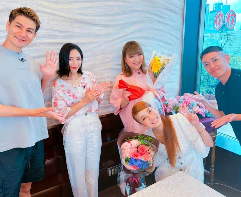 あびる優のインスタグラム：「大好きな皆んなにもお祝いして頂きました🥰🎂 @yazawashin.official  @pikaco_makeup  @joy.official  @ringochan_0626  @girlshappystyle_official  みんな仲良く、楽屋がいつも賑やかです😂💫 ありがとうございました🎂💐💕  #birthday#happy#happybirthday#thankyou#誕生日#お誕生日#嬉しい#幸せ#ありがとうございました#🎂#💐#集合写真#❤️」
