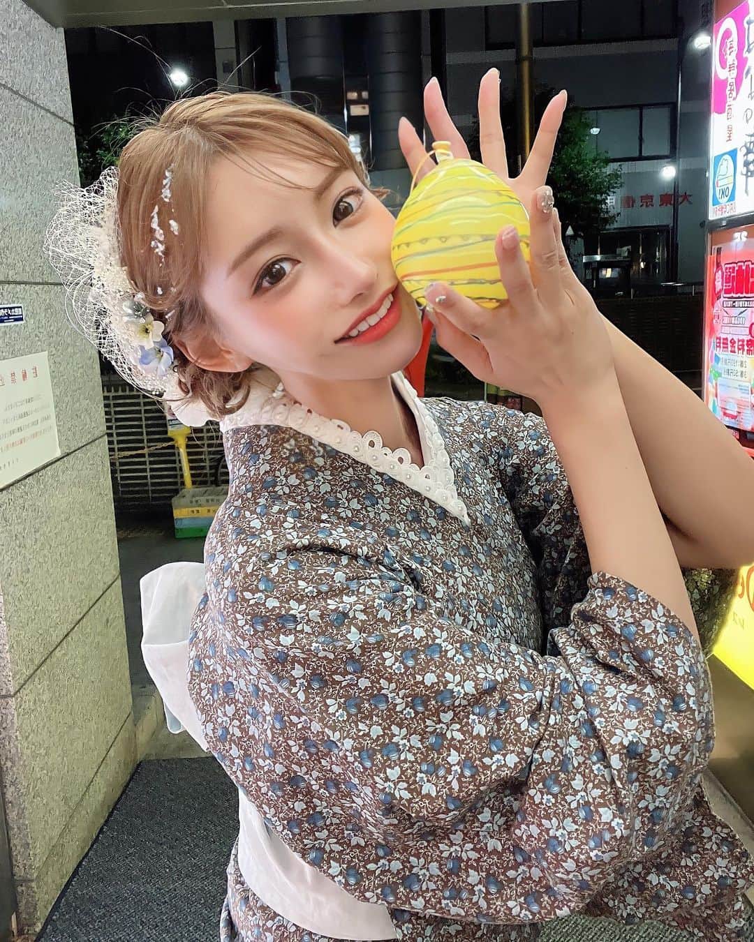 明日花キララのインスタグラム：「ヒコを探しに夜の散策🎋💚  #七夕 #この黄色いタマの呼び方 #ヨーヨーだよね？🪀」