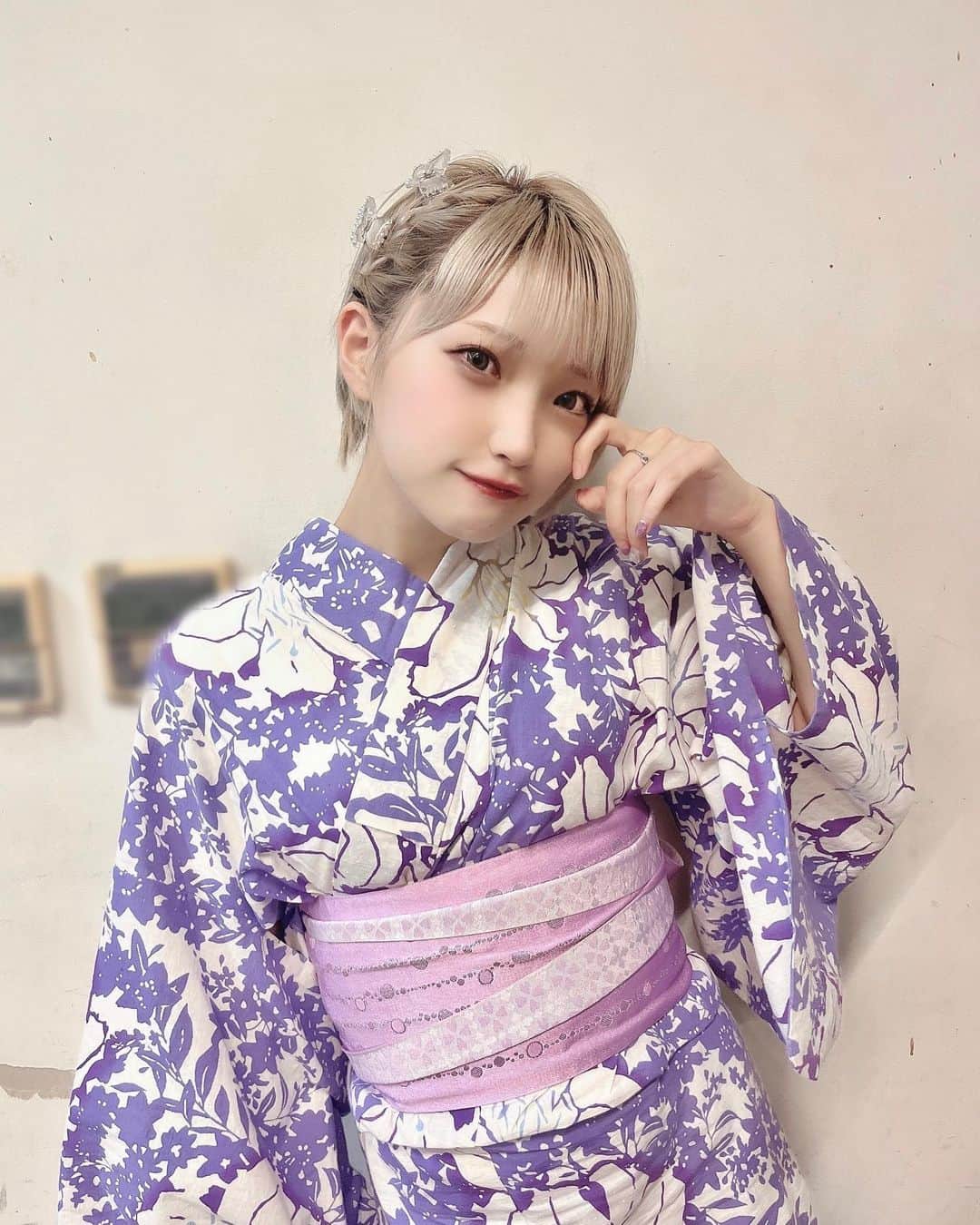 東條ゆりあのインスタグラム：「浴衣姿惚れちゃうーーー？♡  結局毎回寒色の浴衣を選んでしまう 紫がいちばんすき！ すきやけんいいもんね 、、？ ＾＾  お祭りで屋台いったらみんなは何食べる ？  しばらくお祭り行ってなさすぎて行きたい、うーー、^._.^」