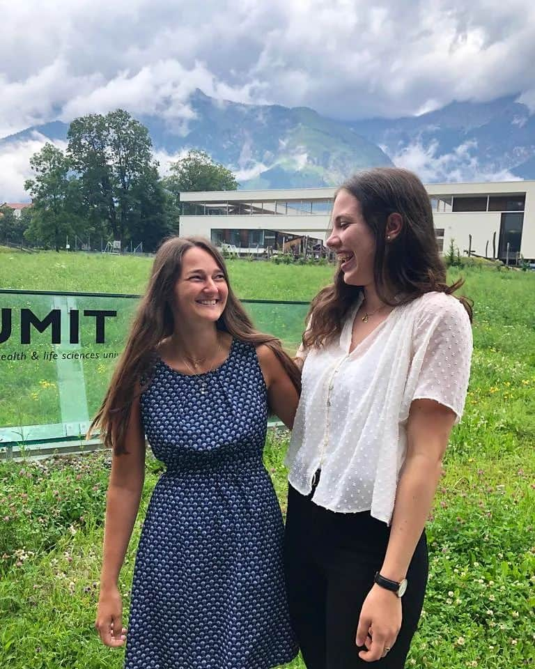 マグダレナ・ロックのインスタグラム：「👩‍🎓👩‍🎓🥰」