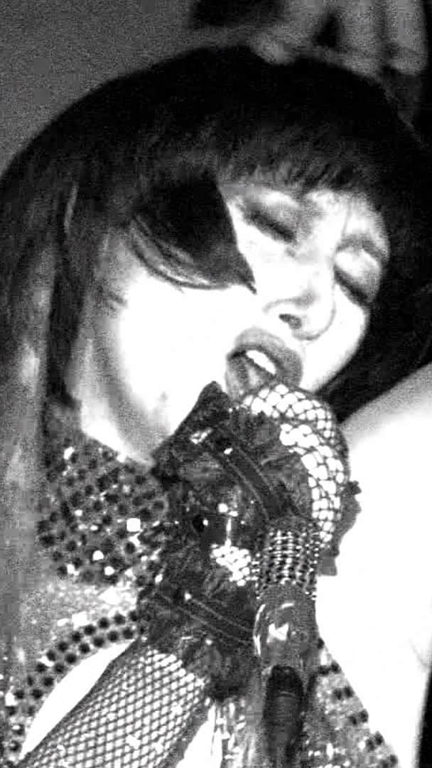 のインスタグラム：「the kids are alright.  #spittingofftheedgeoftheworld live from the kc basement 🖤🤘🤍」