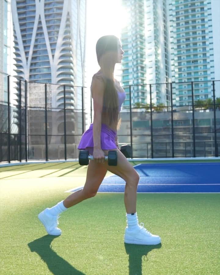 アネラ・サンガラのインスタグラム：「Meet me at the tennis court for a workout 😋  Powered by @voozhydrate  #voozhydrate」
