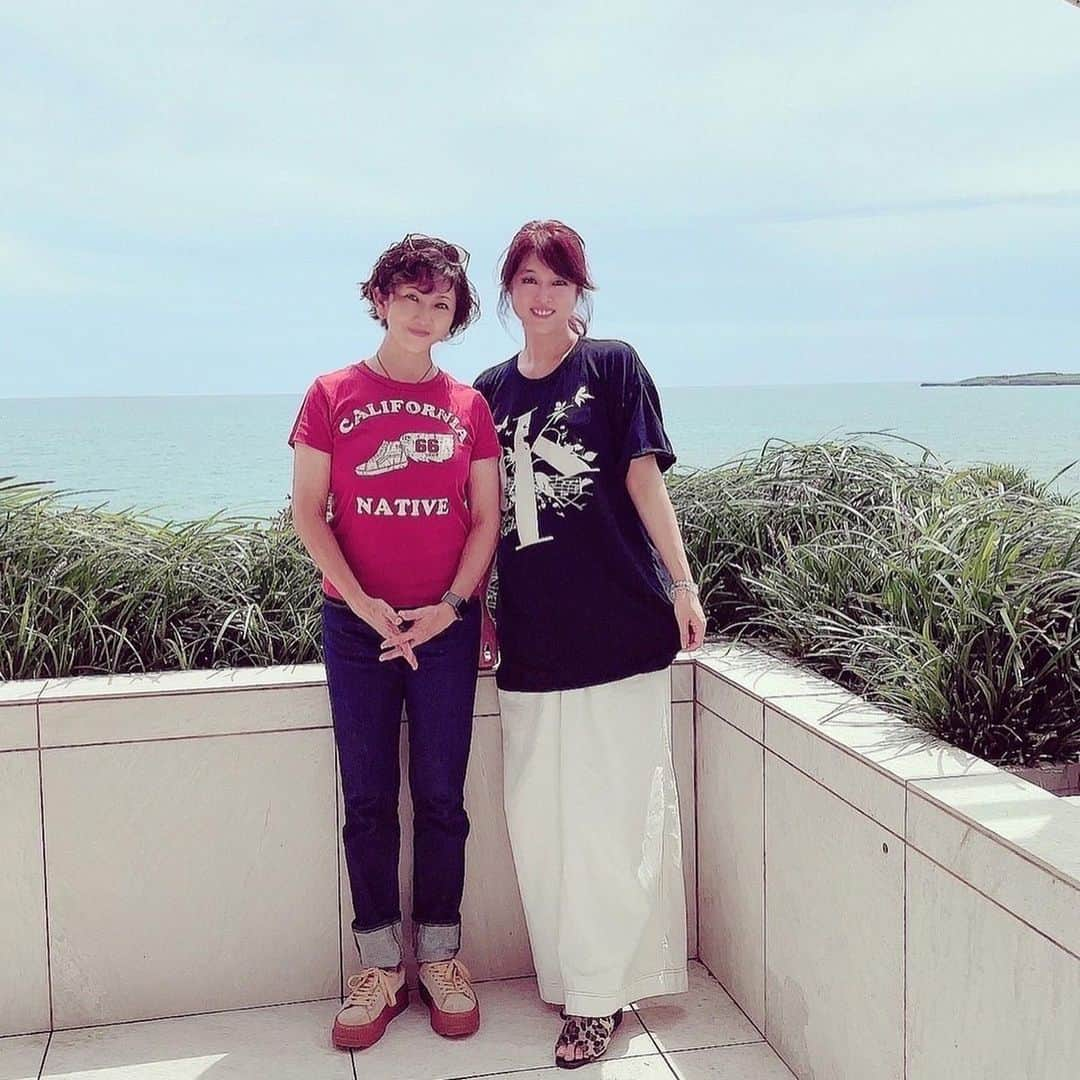 宇徳敬子のインスタグラム：「何年ぶりだろう… #Mike以来… はじめての #宮古島 で #再会 #あの人に会いたい やっと逢えた〜💞 またゆっくりとね… 語り合いたいね💖  #村上遥 ちゃん💘 #宇徳敬子 @utoku_keiko」