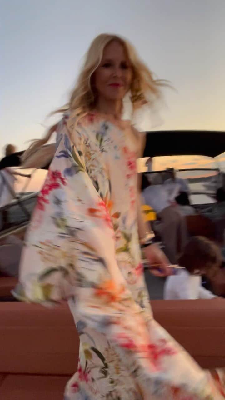 レイチェル・ゾーのインスタグラム：「Something about twirling 💃 on the water under the 🌙 after some 🍷 just gets me… #summer 🙏🏻」