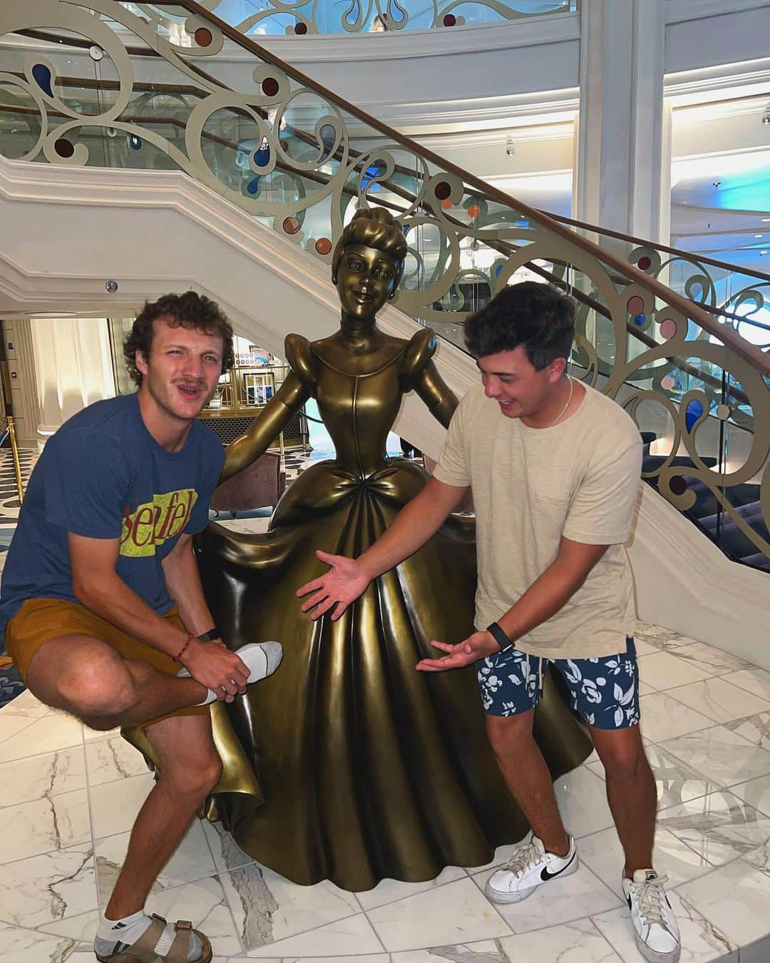 ブラッドリー・スティーブン・ペリーのインスタグラム：「He lost his glass Birkenstock  • • #disneywish @disneycruiseline」