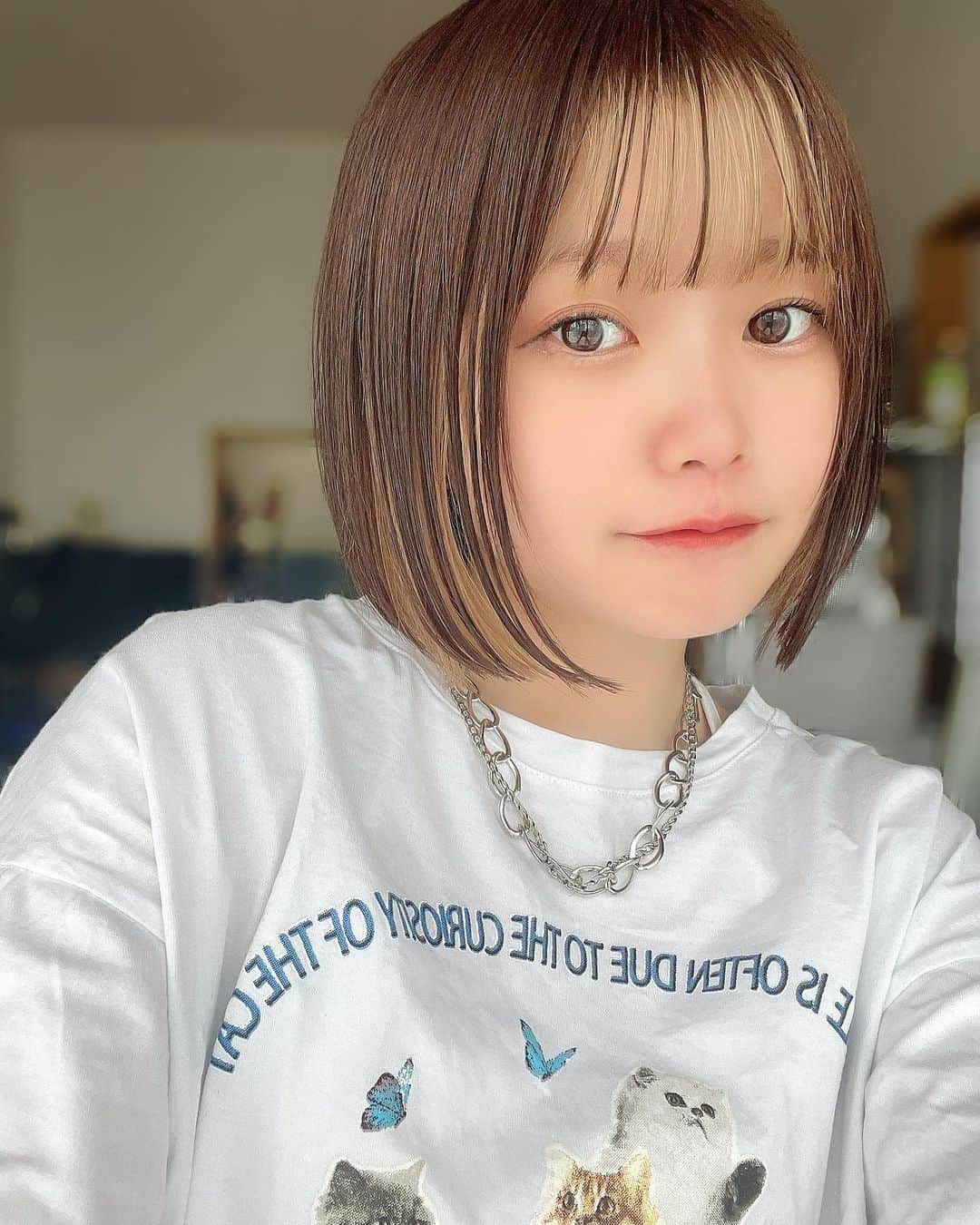 鹿沼亜美のインスタグラム：「おはよ🐌 暑い日が続いてたから今日くらい涼しいと嬉しいーーー！！！  今日も1日頑張ろうね。  ……………………………………………………… YouTubeやってます🌈  「あみまるのいる生活」  チャンネル登録お願いします🤍  #鹿沼亜美#あみまるのいる生活#ボブヘアアレンジ #切りっぱなしボブ #shein #インナーカラー」