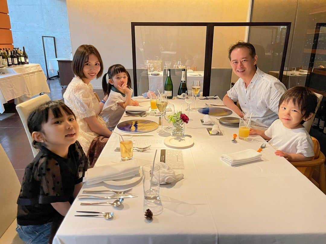 菊池瑠々のインスタグラム：「星野リゾナーレ八ヶ岳のオットセッテってレストラン💓 料理は全部美味しいし、子供にも優しくて子供メニューも充実してた✨  ルナがプールで疲れて途中充電切れで寝ちゃった時もソファー運んできてくれたり🥺 (お隣の3人子供連れ家族さんも長女ちゃんは同じくソファーでねんねw) すごく快適で幸せな時間だった🥰  #星野リゾナーレ八ヶ岳#家族旅行 #子連れ旅行#マタニティ #年の差夫婦#26歳差夫婦 #妊娠中#妊娠8ヶ月#第4子妊娠中 #ママ#ママモデル#年の差婚 #2歳差育児#年子#長男 #3人のママ#3人育児#3児ママ #家族 #男の子ママ#女の子ママ #2歳#3歳#5歳#姉妹ママ #family#mama#小孩#照片#大宝」