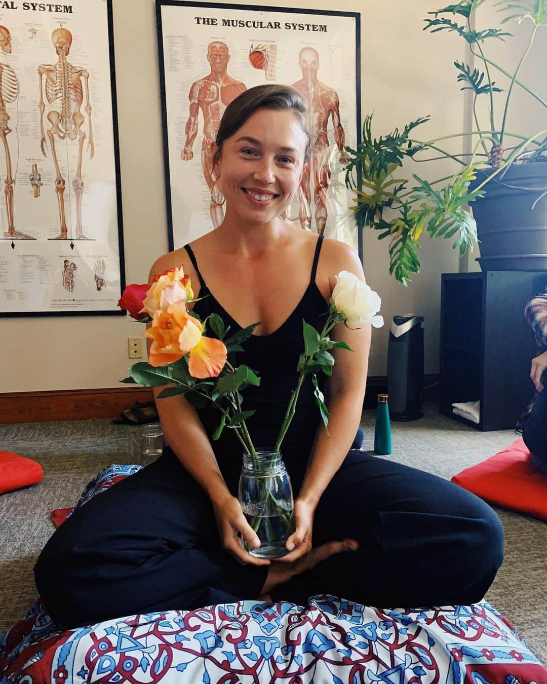 Nicole Mejiaのインスタグラム：「A month late but here we go… I graduated massage school!  I have been in the fitness industry for a decade now but for the past few years, it’s felt less and less aligned. It was about this time last year that I felt the call to switch gears and use my hands and enter a more heart centered industry.  I remember getting a massage during that time and thinking to myself, “this is it.”  With massage, I could apply all of my knowledge of the body and muscular system yet do so in a completely different application. I am drawn to a more peaceful vibe these days and I appreciate how tailored a massage can be for each individual client.   Becoming a full time massage therapist involves about 20 hours of hands on time so it also frees up so much time for me to explore music and other passions.   Massage had also been a fundamental part of my self care practice and had provided so much healing on a physical and emotional level.   It was clear. I was being called.   Once I had that clarity, I started doing research and enrolled to start an accelerated program in late January.    I learned so much about myself and the art of bodywork throughout my five month journey at @berkanainstitute. Im forever grateful for my teachers, classmates, connections, and all of the body work I received during that time. Touch truly is such a healing medium and I am proud to be able to offer that to my new clients and community.   Im finishing my month off with a weekend at my mom with my sister and then heading back to Colorado to take my first steps as a licensed massage therapist.   Thank you all for the supportive messages you guys sent me while I was in school! It was cool and heart warming to hear how my decision to switch gears inspired you to do the same or resonated with a chapter in your own life journey.  I appreciate you all, Nic  Ps. Go book a massage 🙃」