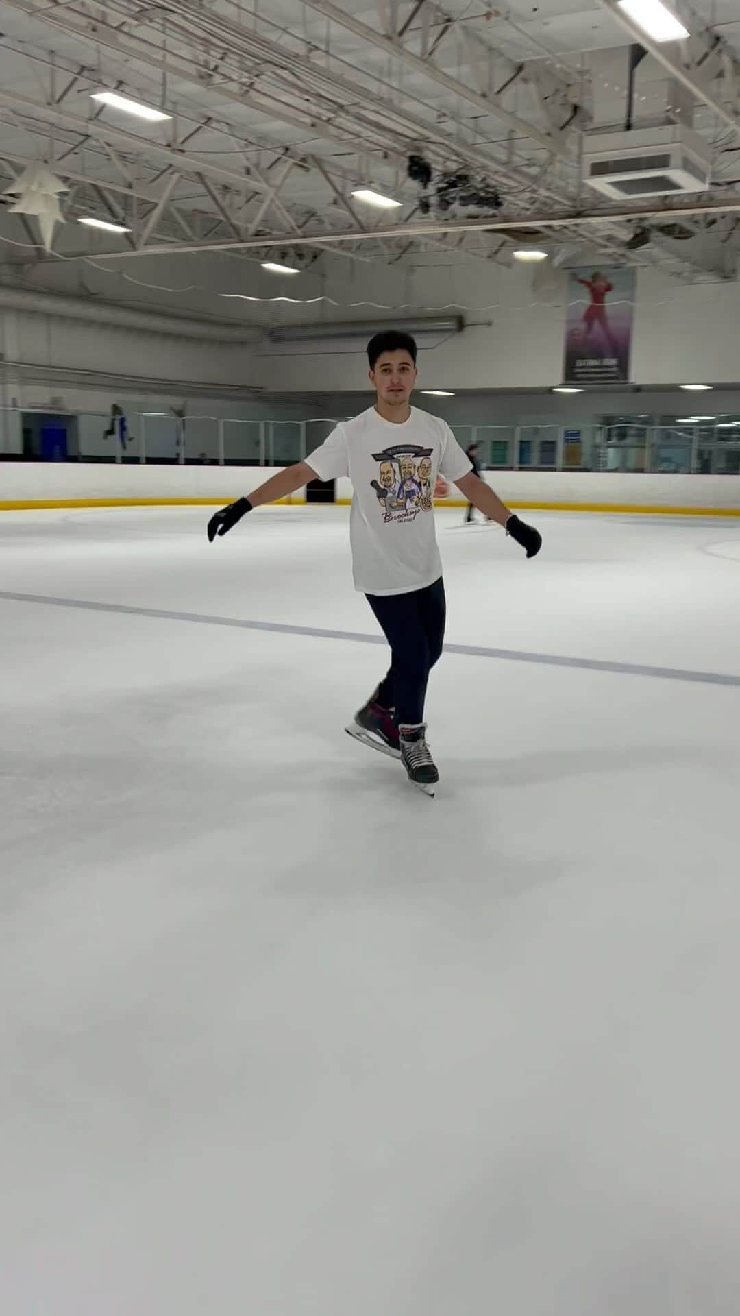 ダニエル・サモーヒンのインスタグラム：「It’s been a minute… thanks @diego_mherz for letting me borrow your hockey skates! #jumping #hockeyskates」