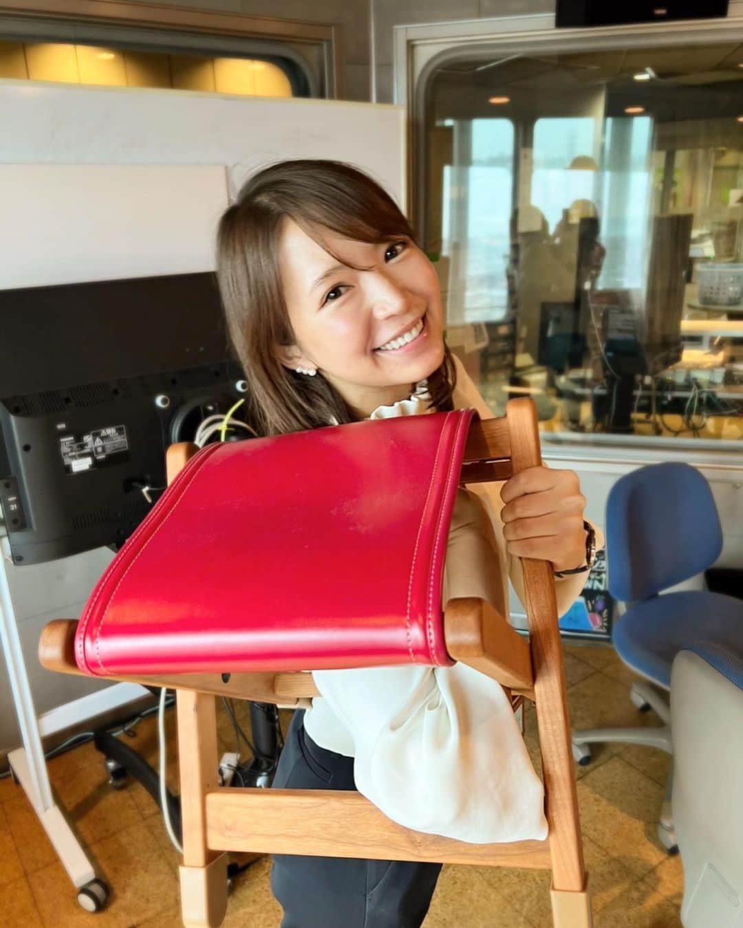 内山絵里加のインスタグラム：「・ ・ 想い出のいっぱいつまったランドセルを 一生ものの、素敵な折りたたみ椅子に🎒 ヒノキクラフトさん@hinokicraft の ランドセルスツール @randsel_stool の CMを担当させていただきました👱🏻‍♀️ ・ 私自身、30歳までずっと捨てられなかった ランドセル。 ランドセルスツールを もっと早く知りたかったなとつくづく思います。 "思い出を、日常に" 静岡から、素敵なランドセルスツールの取り組みが もっともっと広がりますように𓂃 𓈒𓏸◌‬ ・ #静岡 #ランドセルスツール #ランドセルリメイク #ヒノキクラフト #ランドセル #CM」