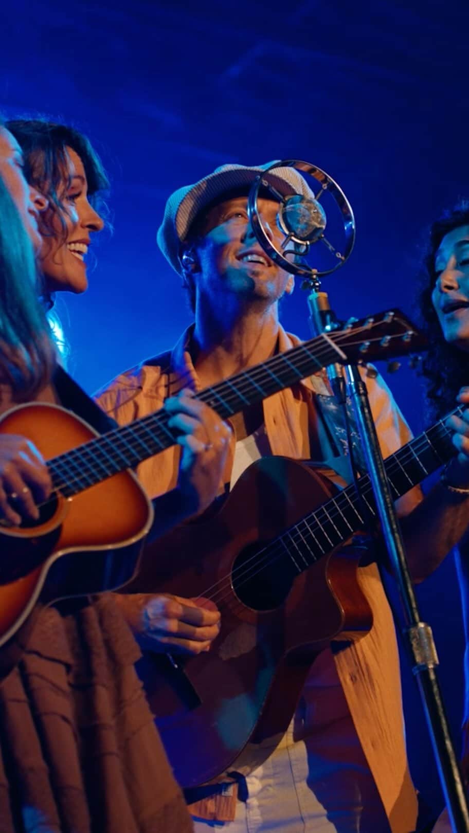 ジェイソン・ムラーズのインスタグラム：「Come see us on tour this summer. You might like it.  🎟 JasonMraz.com • 🎥 @jeffcoffmanfilm • #lalalalivesongs」