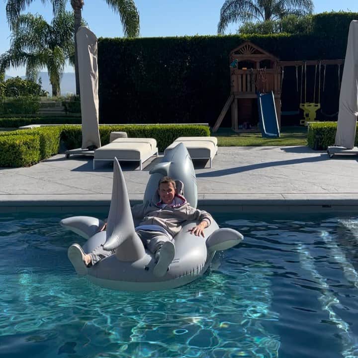 ロブ・ディアデックのインスタグラム：「🦈🦈🦈🦈🦈🦈🦈」