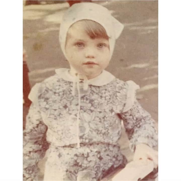 ヴラダ・ロスリャコヴァのインスタグラム：「This little strong girl deserves some extra love today 👼   #happybirthdaytome  Made in USSR, July 8, 1987」