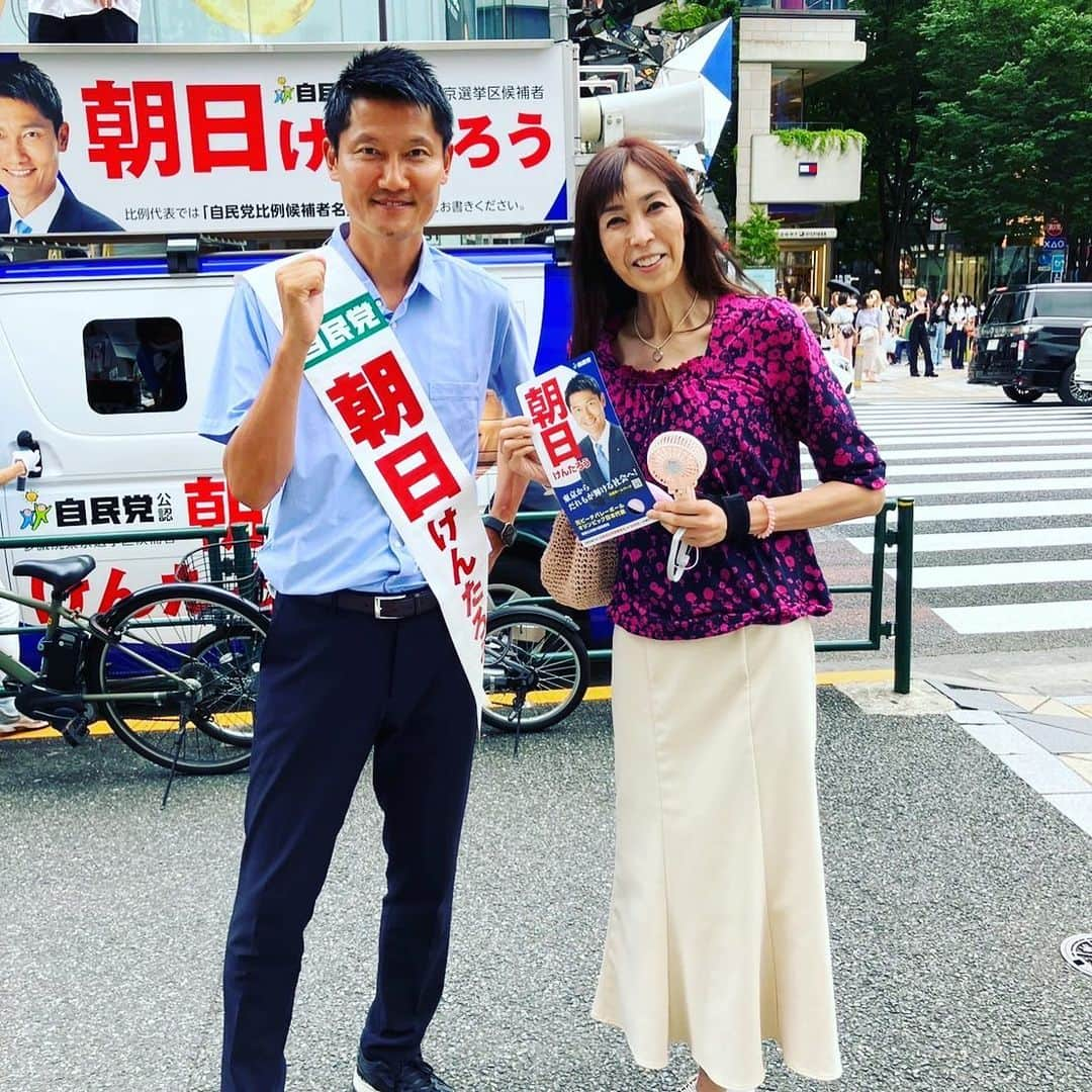 朝日健太郎さんのインスタグラム写真 - (朝日健太郎Instagram)「先日、原宿交差点での演説中に、偶然通りすがったバレーボール界の先輩である大林素子(@m.oobayashi)さんがエールを送ってくれました。 党スポーツ立国調査会のスポーツDXPT事務局長として、今後もDX化による「財源に左右されないスポーツ政策の実現」に取り組んでいきます。」7月8日 6時50分 - asahikentaro