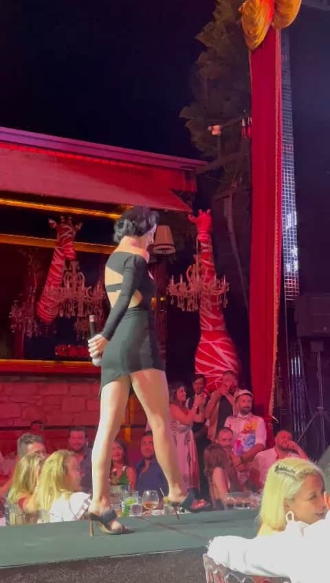 Merve Boluğurのインスタグラム：「@yildizztilbee gerçek bir sanatçının sahnesindeyim büyük mutluluk:)konuşmalarına zekasını çok severim❤️çok iyimiş sahne:)eller deyişim yüzyıldır sahne yapıyorum sanki:):)」