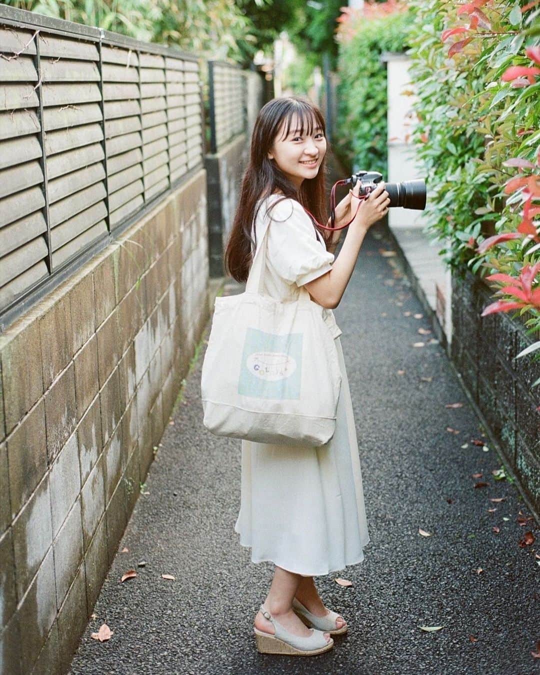 のインスタグラム：「お天気が良い日はいろいろ撮りに行きたくなります📸  photo by ：@hazuki.haga ・ #カメラ女子 #カメラ初心者 #カメラのある生活 #19歳 #ポートレート   #camera #cameragirl #cameralife  #nineteen  #girlportrait #actress #actor #girl #photography #portrait #japanesegirl #portraitphotography #daily_phot_jpn #japan_daytime_view」