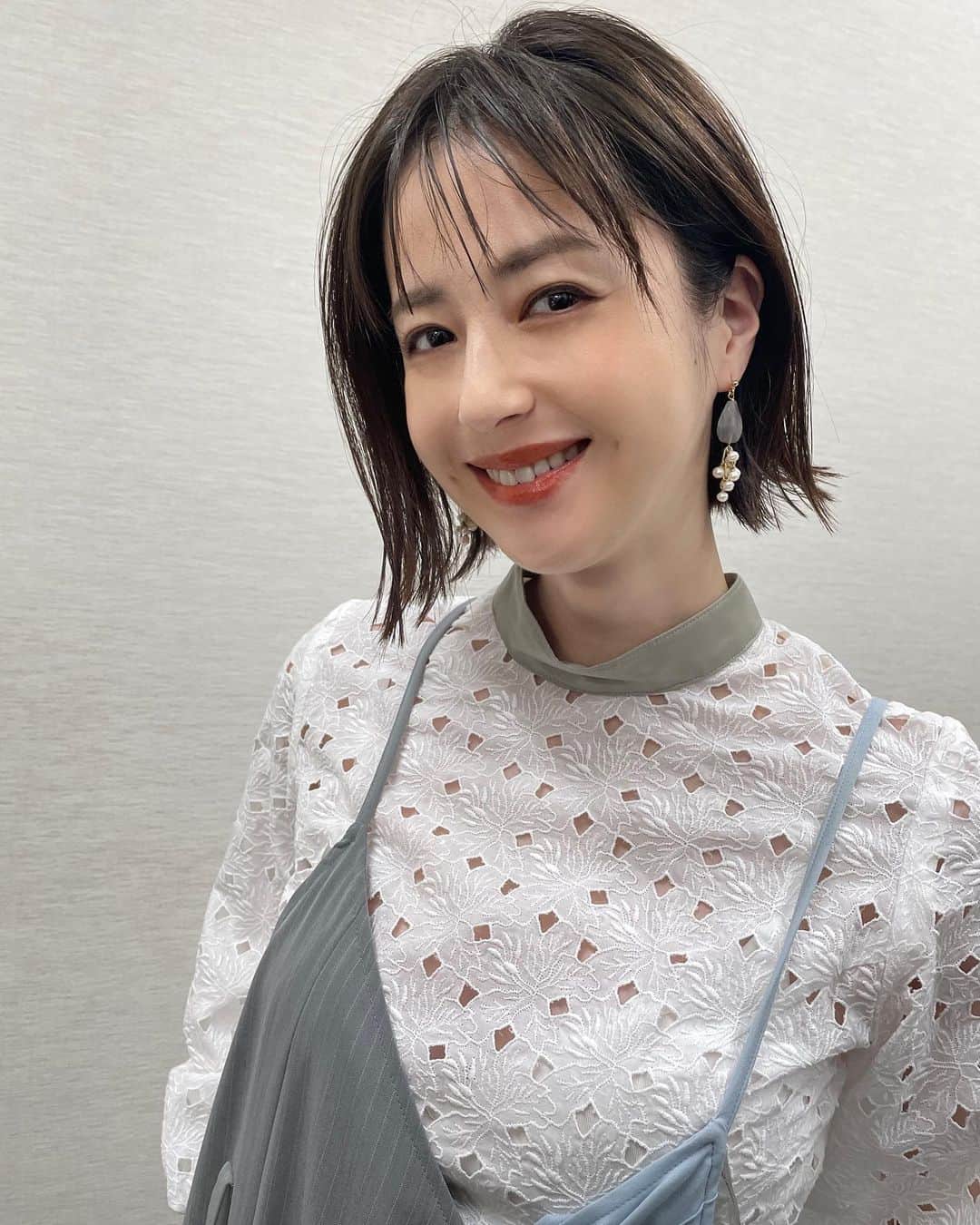 松本若菜のインスタグラム：「おはようございます。  夜ふかしをしてくださった方がいらっしゃいましたら本当にありがとうございます。  あとで観ようと録画してくださった方がいらっしゃいましたら ありがとうございます。  放送してないから諦めているかたがいらっしゃいましたら 見逃し配信TVerでご覧になってください。  待てないよー！ってかたがいらっしゃいましたら 全話見れちゃうParaviもご用意がございます。  復讐の未亡人は誰でも観れるのです！！  ただひとつわたしから言えるのは最初は音量は小さく、そして一人でご覧になることをおすすめしております🫣  なぜかは… ふふふ❤️‍🔥❤️‍🔥❤️‍🔥  最近取材で着た 衣装のタグ付けしてます🏷」