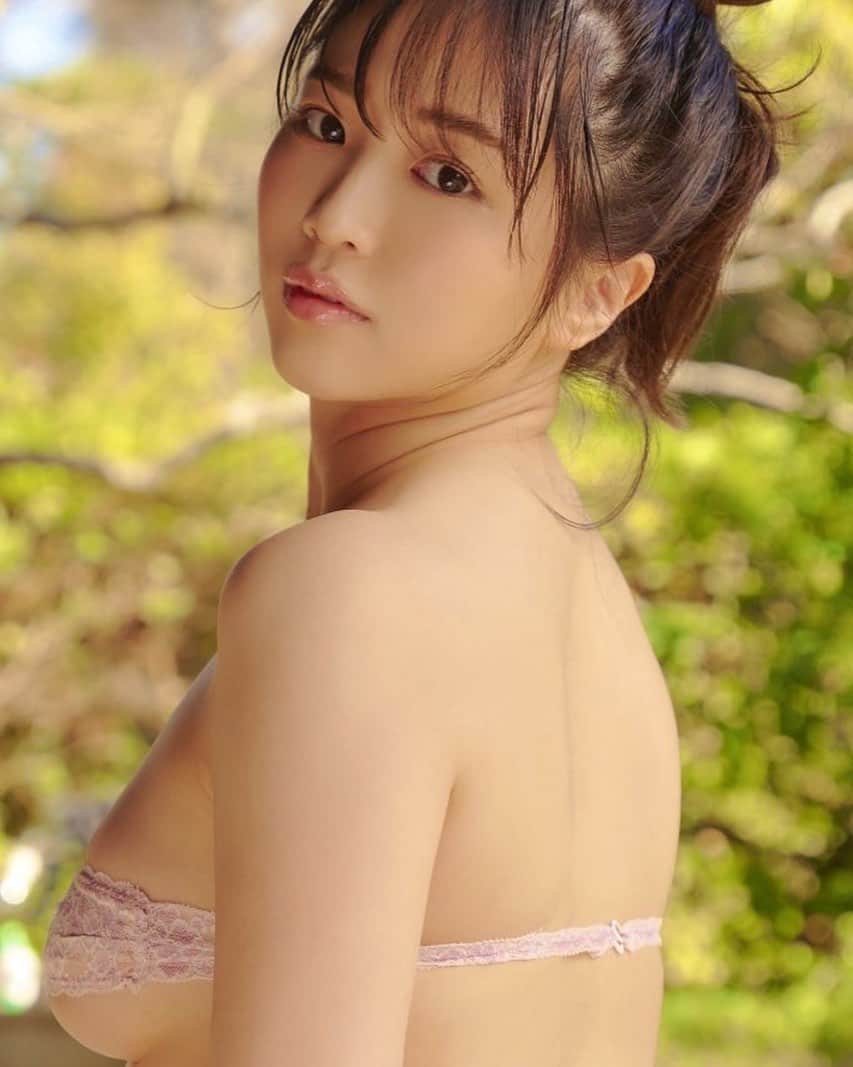 鈴原りこのインスタグラム：「チャームポイントは「目」です👀 吸い込まれそうと言われます笑 いろんな感情の「視線」を堪能できるのが 写真集 やわらかく、あたたかい。 9/1講談社より発売です！ぜひご予約の上 GETしてね☺️いま発売中の週間現代にて 先行掲載させていただいてます☺︎ . . .  #グラビア#グラドル#グラビアアイドル#撮影会#撮影#アイドル#フォロー#followｍe#아이돌#그라비아#りこぴん#写真集#講談社#やわらかくあたたかい」