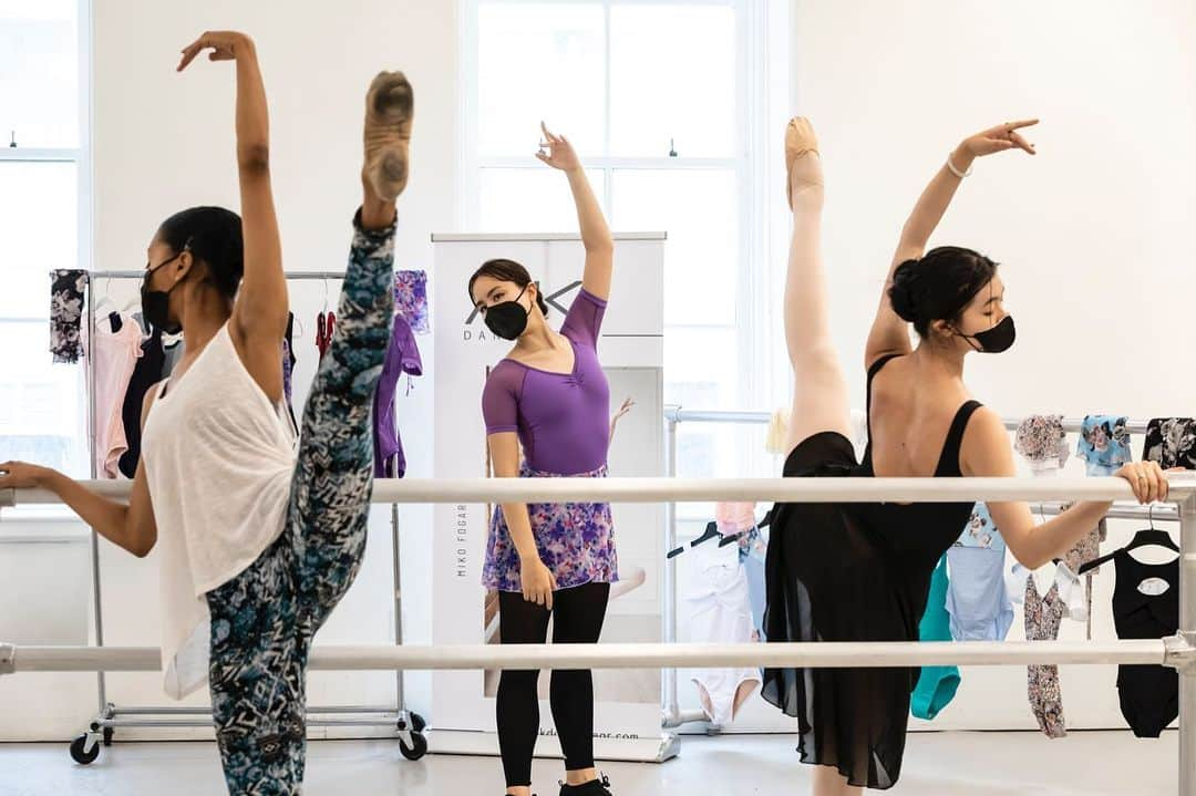 ミコ・フォガティのインスタグラム：「Great memories teaching in NYC for the @pointemagazineofficial Anniversary Event! 💕 So grateful to have been able to teach in the incredibly supportive dancewear of @ak.dancewear ! 💜💜💜 .  Photography by Rachel Papo (@rachelpapo ) for Pointe Magazine.」