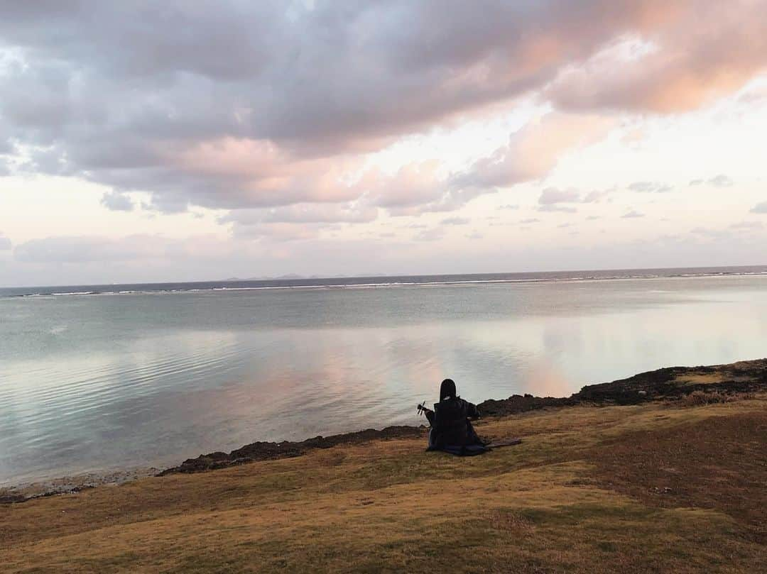 上白石萌歌さんのインスタグラム写真 - (上白石萌歌Instagram)「沖縄の海と三線と歌子 ちむどんどん、ぜひ来週もご覧ください！🐬」7月8日 8時19分 - moka____k