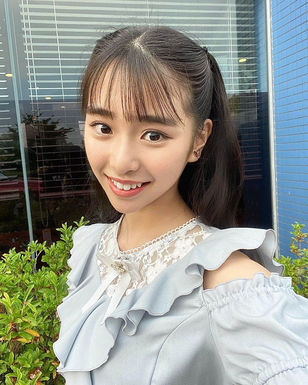 藤岡舞衣のインスタグラム：「‪* ⁡ この前、仲の良いおばあちゃんから とっても大きなスイカが送られてきました- ̗̀ ♡ ̖́- ⁡ 半分に切って冷蔵庫で冷やしてから 家族みんなで美味しく頂いてます！！ ⁡ 暑い日に食べるスイカは最高です🍉✨ ⁡ スイカには水分がたっぷりなので、暑い日に皆さんも食べて熱中症対策してくださいねჱ̒⸝⸝•̀֊•́⸝⸝) ⁡ #藤岡舞衣#fujiokamai#fashion #スイカ#ワンピース#熱中症対策#夏#08#jc3」