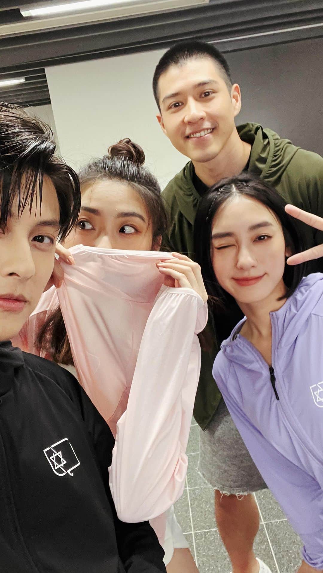プリンス・チウのインスタグラム：「今夏這麼熱 你需要ㄧ件 涼感機能衣🥳 特別的企劃 特別的聯名 謝謝 @andywu_1114  @riko52112  @zuweiii_  一起參與拍攝😍 你們喜歡哪一款呢？ @check2checkc2c  @p.star_official」