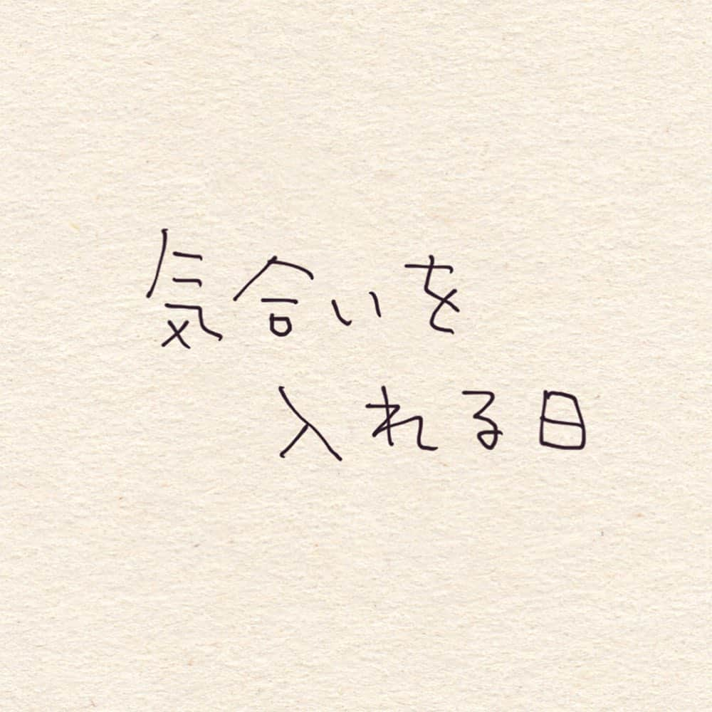 こんぶのインスタグラム：「. . 結局何もできない日々。 . . #まぁこれはこれで #全力で娘と向き合ったという事で #良しとしましょう #皆さん #自分の時間 #作れてますか #1歳9ヶ月 #5歳 #育児絵日記 #育児漫画 #子育て絵日記 #子育て漫画 #イラスト #絵日記  #illustration #artwork #仲良し夫婦」