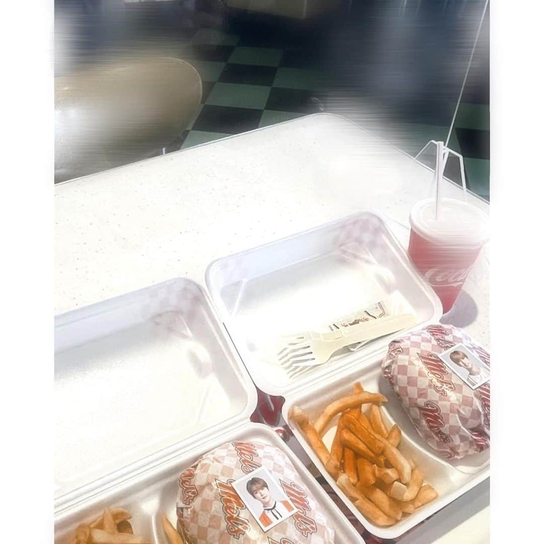たなかのぞみのインスタグラム：「ももさんとみそばーがー🍔💖」