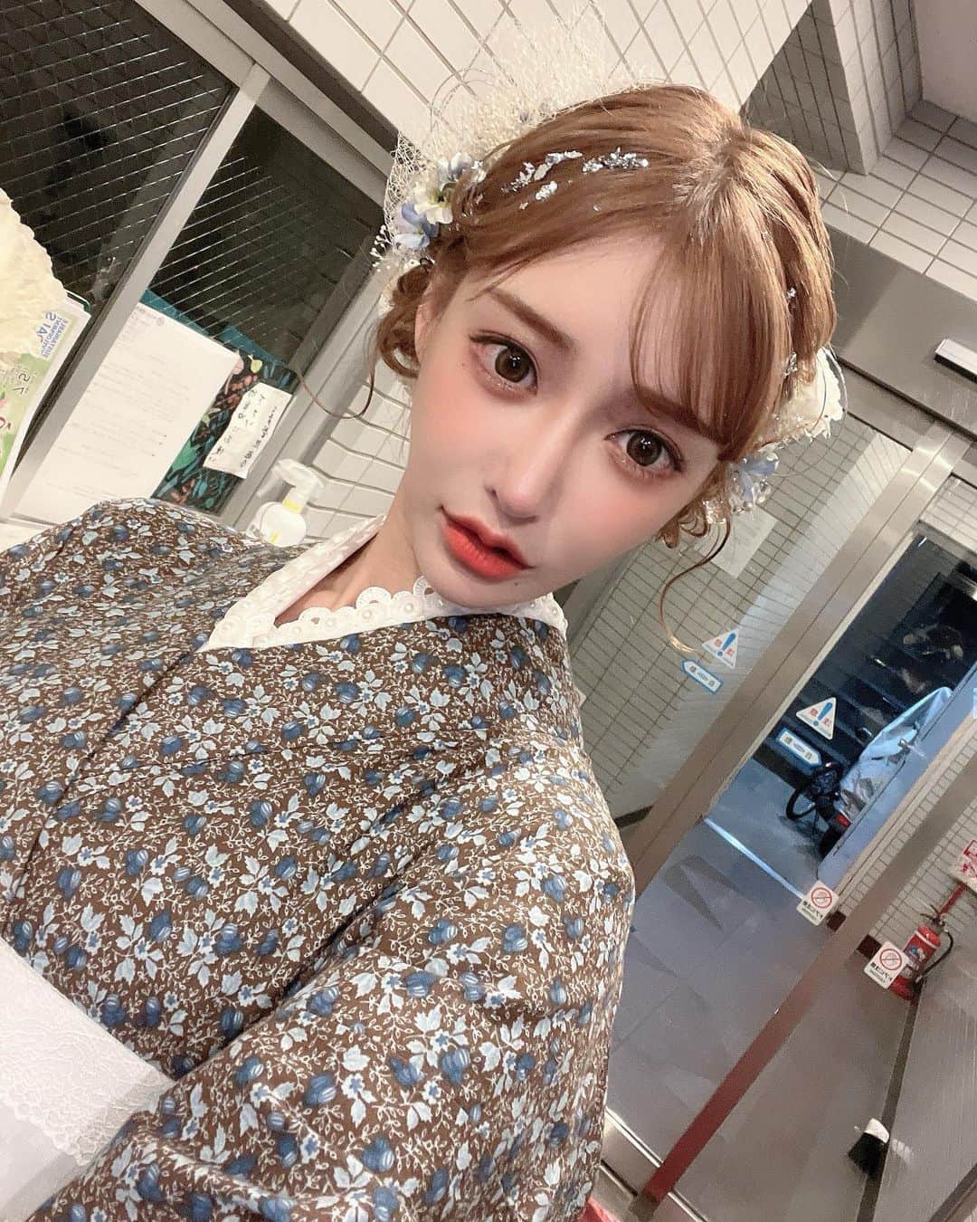 明日花キララのインスタグラム：「オリジナルのブルーベリー柄浴衣かわいかった🫐💜 付襟やパーツもたくさん種類の中から選べて たのしいの👘 ヘアアレンジはいつも @m.n_kesa さんにお任せでお願いしているけど銀粉付けてくれたり生花付けてくれたりしかも一瞬で出来上がるから毎回感動します🥹💠 ありがとうございます」