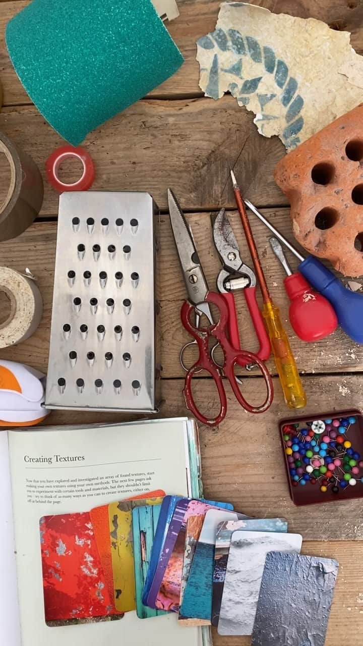 Tea and sittingのインスタグラム：「🔍✂️📖…A Live ‘texture making’ exercise from Conscious Creativity: The Workbook along with some of my #consciouscreativitycards  @consciouscreativity」