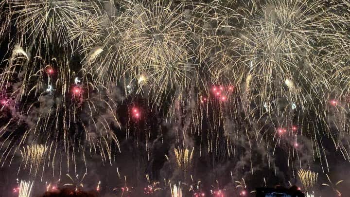 秋本祐希のインスタグラム：「@tokyosugoihanabi_official  こんなに目の前で 1万4千発の花火を楽しめる！ ほんとに圧巻でした🎆 このイベント すごく好き☺︎ 8月には北九州でQUEENバージョンが開催✨ いいなー 行きたいなー😆 #tokyosugoihanabi #花火 #therollingstones #hanabi」