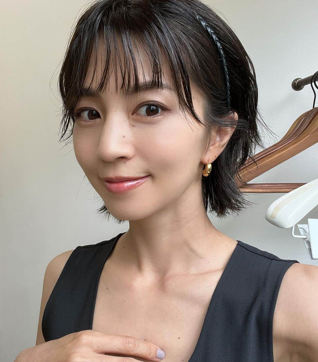 安田美沙子さんのインスタグラム写真 - (安田美沙子Instagram)「今日は朝から撮影🤍  自分でも暗い髪の毛が新鮮✨  @daisukeaoki_tiechel  さんに　　 前髪だけ切りたいのを伝えて あとはおまかせしました❣️  いつもありがとですー✨✨  #shooting #newhair #blackhair #thanks」7月8日 12時34分 - yasuda_misako