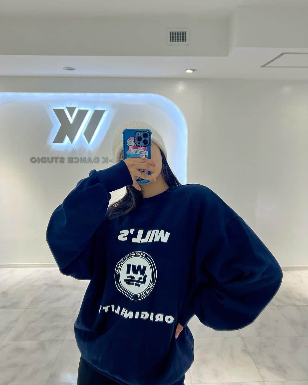 ハダムのインスタグラム：「스튜디오에서 윌스토어랑💙🤍 슬아 너무이쁜구아니야???!! (나말구 옷😏👉👈) . . #윌즈 #wills #willstore #tokyo #withkstudio」
