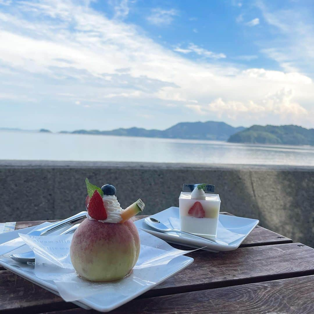 安藤笑さんのインスタグラム写真 - (安藤笑Instagram)「. .  海が見えるカフェ☕️🌊  . .  #伯方島 #愛媛カフェ  #パティスリーティーズカフェ玉屋」7月8日 14時51分 - emichii87