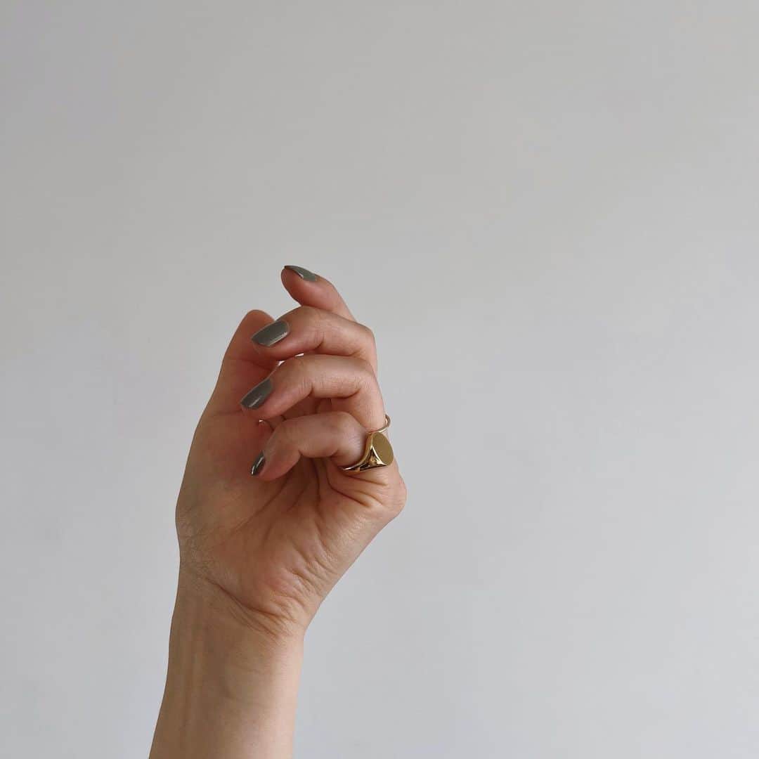 muua777のインスタグラム：「. ⁡ 一番華奢な指に ボリュームのある💍 ⁡ そのアンバランスさがたまらない。 ⁡ ⁡ @gagan.jewelry」