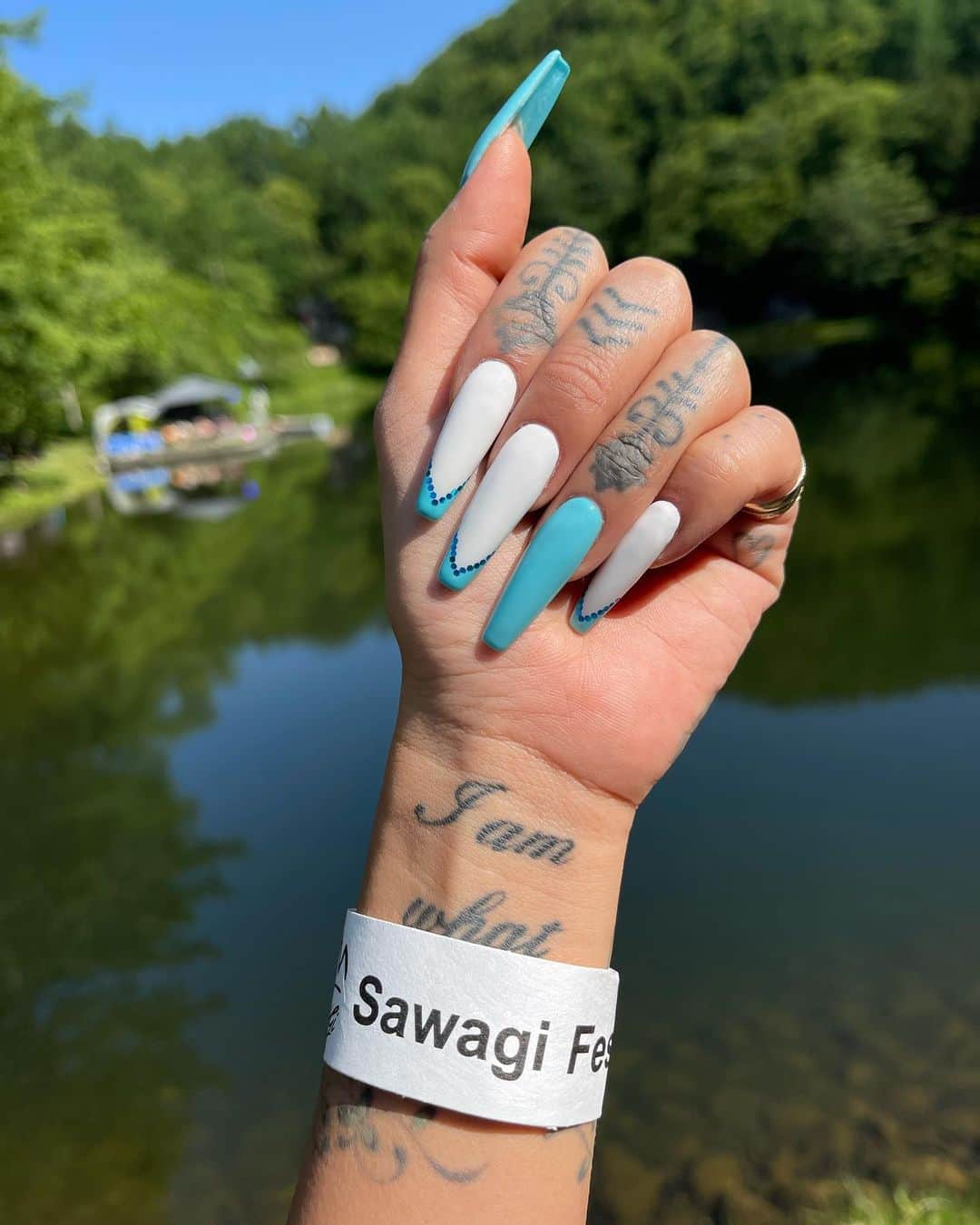 泉麻那のインスタグラム：「.  💅  @beach_iku  @bob_nali   thank you♥️  フットのキラキラ可愛い🥹 色可愛すぎて選べなくて左右色変えた😍 2回自爪にしてたけどやっぱロングネイルが絶対的に可愛いわ😂✨ 次のネイルが楽しみ😻！  #newnail #nali #nalis #mananali」