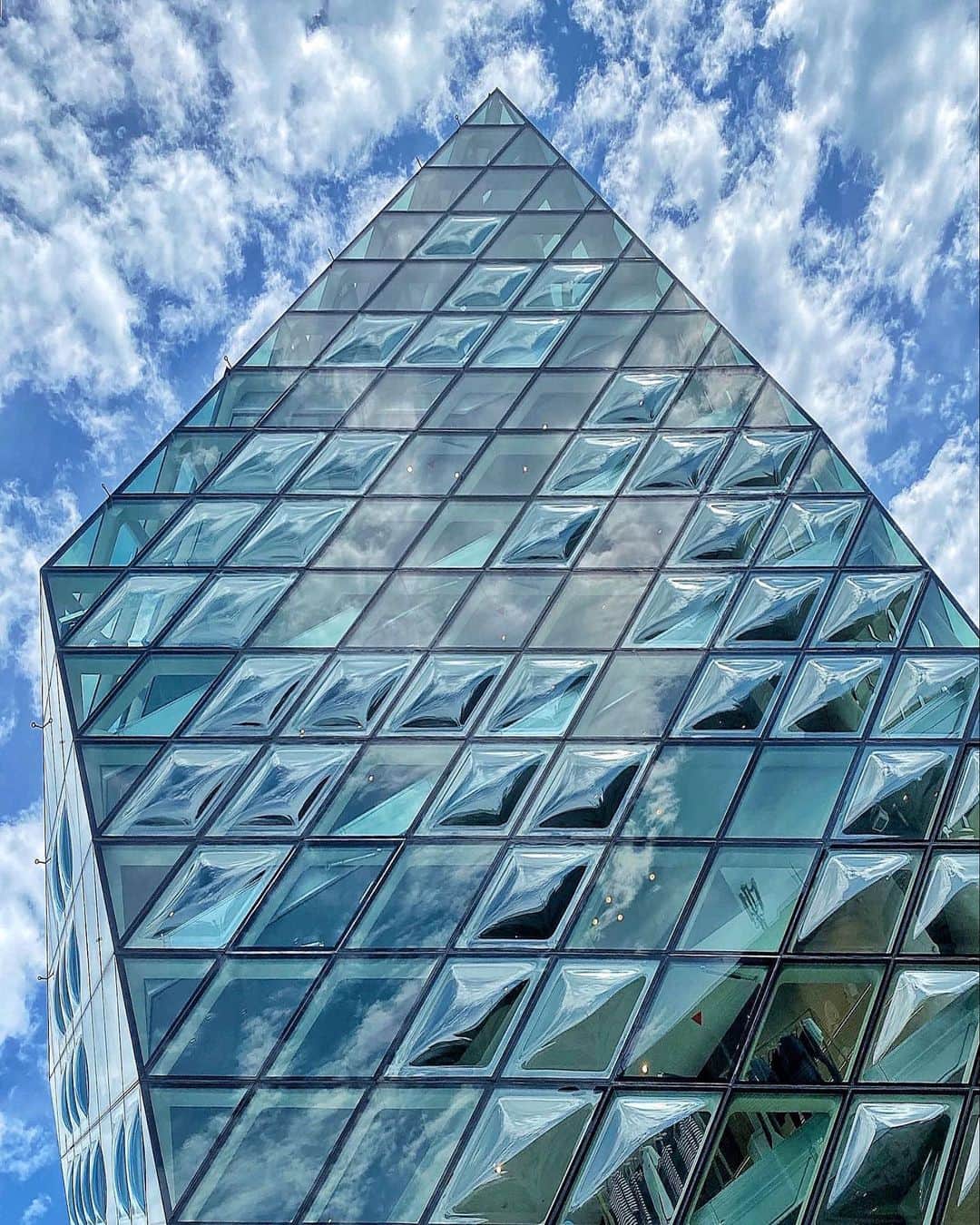 uoriのインスタグラム：「#archilovers  #igersjp  #tv_leadinglines  #rsa_streetview  #instagramjapan  #lookingup_architecture  #art_chitecture_  #rustlord_archdesign  #minimal_lookup  #Sky_High_Architecture  #icu_architecture  #excellent_structure  #skyscraping_architecture  #diagonal_symmetry  #tv_buildings  #cool_pointy_things  #indies_minimal  #rsa_symmetrical  #drugougleb  #ShotoniPhone #1_unlimited  #rustlord_unity  #structure_bestshots  #raw_architecture #archi_focus_on  #archi_unlimited #gf_architecture」