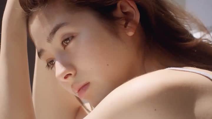 のインスタグラム：「7月7日にローンチしたOtonëの映像作品の本編が昨日公開されました🕊✨  ブランドコンセプトである“Setting the tone (セッティング・ザ・トーン)” をテーマに素晴らしいチームが一緒に世界観を作り上げてくれました。ムービーの音源は、ベルリン在住アーティスト、Vivian Kochが手がけてくれました。彼女の作る音楽の美しさに惚れ込み、ドキドキしながら直接オファー。夢のようなコラボレーションが現実しました。この作品を通じて、みなさまの元に “スローで気持ちのいい時間” が届きますように♡  Starring / Ninon @ninonekw  Video / Yuki Kumagai @yuuukikumagai  Make-up / UDA @udashi  Hair / HORI @hori_0227  Edit / Akari Eda @a_edak  Colorist / Yoshiyuki Nishida @yoshiyuki_nishida95  Online edit / Tomoya Sugino @sugino_vid  Art direction / Koji Wagatsuma @yar_wagatsuma  Creative direction / Urara Takahashi @urarinurarin  Music / Vivian Koch @vivian_koch_i」