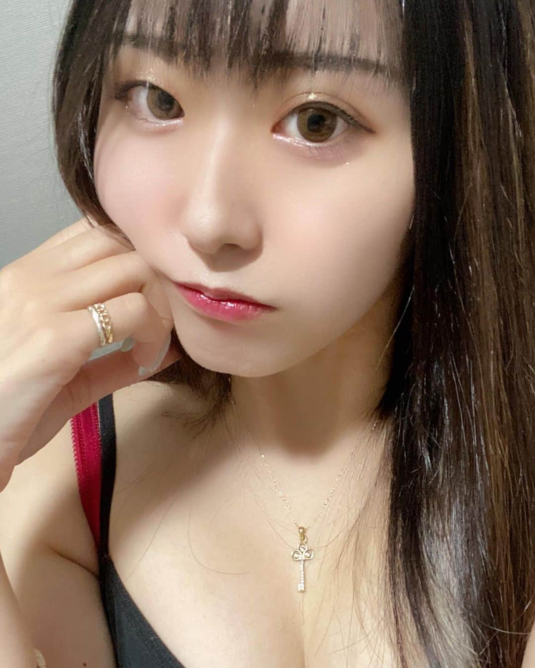 卯花莉央のインスタグラム：「カラコンって雰囲気全く変わるのね！  #グラビアアイドル #卯花莉央 #グラドル #新人 #かわいい #えっち #艶かしさ #グラドル自画撮り部 #セルフィー #セルカ女子 #自撮り女子 #撮影会 #被写体 #撮影会モデル #東京Lily #フレッシュ撮影会 #推しのいる生活 #推しにしてくれてありがとう #cute #self #followｍe #selfie #bikini #夏まだ」