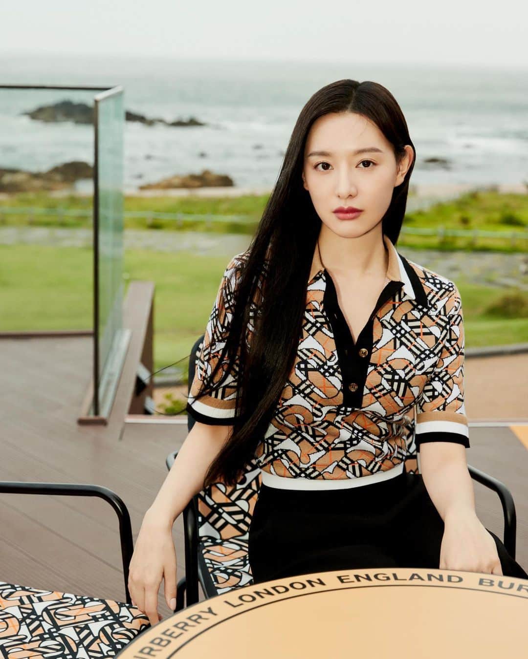 キム・ジウォンのインスタグラム：「@Burberry #Burberry #TBMonogram #ad」