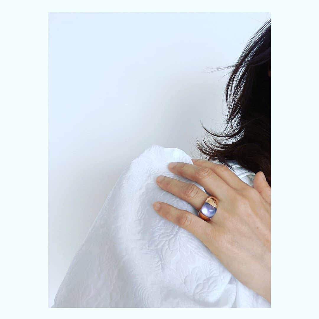 のインスタグラム：「このアメジストの指輪、 ぽってりしたデザインで 色はふんわりした優しい紫 見ていても可愛いのです。  なぜこんなに優しい色になるんですか？と聞いたところ、  「アメジストの下に白蝶貝を入れていて、その色とアメジストが合わさった色なんです」だそう。  白蝶貝は別名マザーオブパール 癒し、お守りのパワーストーンとして使われているんだそう。  アメジストと白蝶貝、 可愛いだけじゃなく最強でした！  色は２枚目3枚目のほうが わかりやすいかもしれません。 ただ一枚目は張り切ってカタログポーズしてみたので載せてみました😂  #ロベルトコイン #アメジスト #リング #白蝶貝 #イタリアジュエリー #神戸大丸 #コレクションを試しまくる #結婚しました写真ではありません #PR」