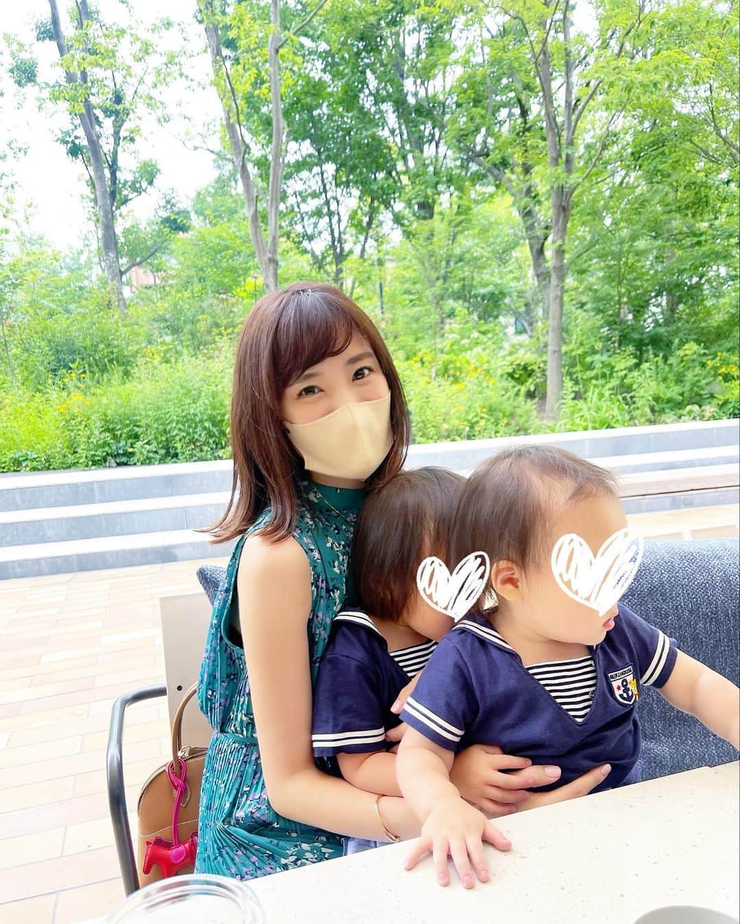 小林真由のインスタグラム：「お気に入りの佐彩コラボの洋服を着た日🌈🤍 ⁡ 娘の希望通り、朝公園→朝パンケーキ→ゴルフミニミニレッスン→動物園コース。 その前後にトランポリンを300回挟む👧🏻👦🏻 週末の予定は割と直前に決めるので、上野動物園の予約システムがなくなったことに助けられます😂 ⁡ ⁡ #ファッション #コーデ #ママコーデ #女の子ママ #男の子ママ #ママライフ #コーディネート #3歳 #1歳 #ベビー #二人育児 #動物園」